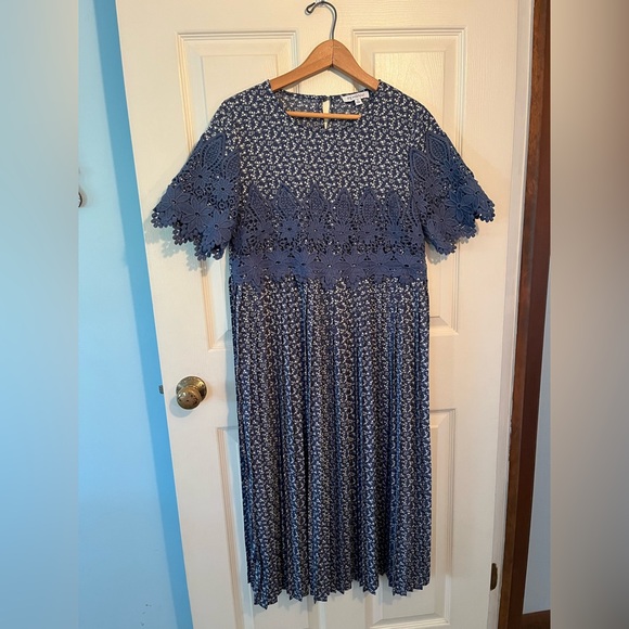 FEHRNVI Dresses & Skirts - Chic Navy Lace Midi Dress